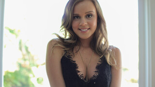 Сексуальные красотки в порно - The Stranger in the Green HOT-GIRLS-PORN.COM