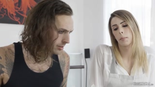 Сексуальные девушки в порно -  Big Tits Shemale Gets Blowjob  на HOT-GIRLS-PORN.COM