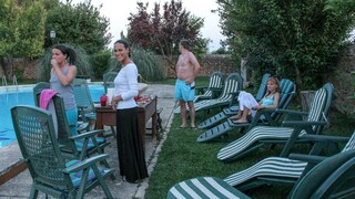 Сексуальные девушки в порно - Dirty Deeds at the Pool Party на HOT-GIRLS-PORN.COM