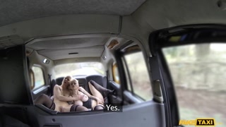 Сексуальные девушки в порно - Two Ladies Get Intimate in a Parked Car на HOT-GIRLS-PORN.COM