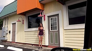 Сексуальные красотки в порно - Outdoor Facial for Brunette Chasity HOT-GIRLS-PORN.COM