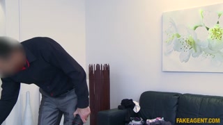 Сексуальные девушки в порно - Brunette Latina Model Sucks Cock in Office на HOT-GIRLS-PORN.COM