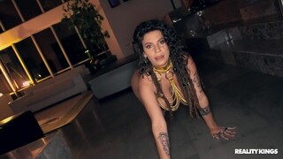 Сексуальные красотки в порно - Indica's Deepthroat Delight HOT-GIRLS-PORN.COM