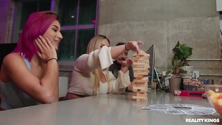 Сексуальные девушки в порно - Amateur Lesbians - Kissing and Spanking на HOT-GIRLS-PORN.COM