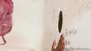 Сексуальные девушки в порно - Daizy Cooper: Horny MILF Gets Cumshot at Gloryhole на HOT-GIRLS-PORN.COM