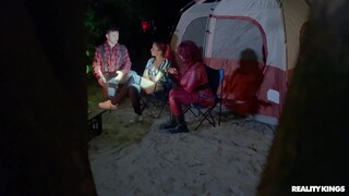 Сексуальные красотки в порно - Big Cock and Cum Swapping in the Woods HOT-GIRLS-PORN.COM