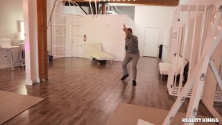 Сексуальные красотки в порно - Museum Madness with Madi Laine HOT-GIRLS-PORN.COM