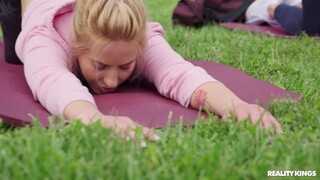 Сексуальные девушки в порно - Outdoor Yoga with Sex Toys на HOT-GIRLS-PORN.COM