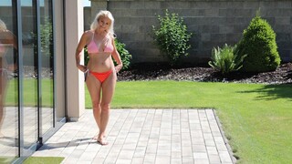 Сексуальные девушки в порно - Natural Tits Brunette Kathy Anderson in Pool на HOT-GIRLS-PORN.COM