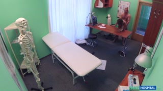 Сексуальные девушки в порно - Blowjob in the Doctor's Office на HOT-GIRLS-PORN.COM