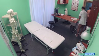 Сексуальные девушки в порно - Short-Haired Hottie Gives Doctor a Blowjob на HOT-GIRLS-PORN.COM