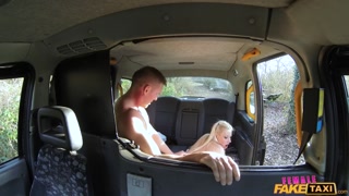 Сексуальные девушки в порно - Doggystyle in the Taxi на HOT-GIRLS-PORN.COM
