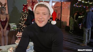 Сексуальные красотки в порно - Deepthroat Christmas Cumshot Surprise HOT-GIRLS-PORN.COM