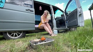 Сексуальные девушки в порно - Natural Tits and Van на HOT-GIRLS-PORN.COM
