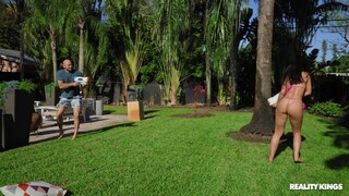 Сексуальные девушки в порно - Bouncy Butt Latina Gets Doggystyle Poolside на HOT-GIRLS-PORN.COM