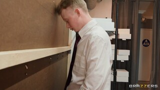 Сексуальные девушки в порно - Short Hair, Big Tits, Shoe Shop Fun на HOT-GIRLS-PORN.COM