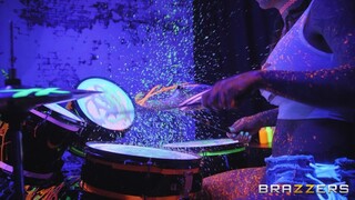 Сексуальные девушки в порно - Big Cock Drummer Fucks Felicity на HOT-GIRLS-PORN.COM