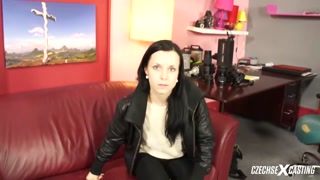 Сексуальные девушки в порно - Patrick fucks Czech babe Radka on casting couch на HOT-GIRLS-PORN.COM
