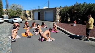 Сексуальные девушки в порно - Pool Side Pissing and Yoga на HOT-GIRLS-PORN.COM