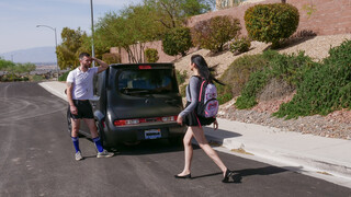 Сексуальные девушки в порно - Young Schoolgirl Gets Gym Class Bonus from Mike Mancini на HOT-GIRLS-PORN.COM