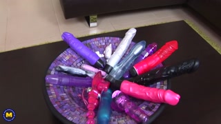 Сексуальные девушки в порно - Two Mature Women Masturbating Together with Sex Toys на HOT-GIRLS-PORN.COM