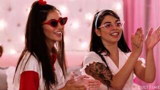 Сексуальные девушки в порно - Petite Teens Jade Baker & Gianna Dior Suck Natural Tits на HOT-GIRLS-PORN.COM