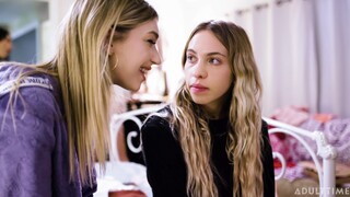 Сексуальные девушки в порно - Lesbian Fingering & Licking - Natural Tits Galore на HOT-GIRLS-PORN.COM