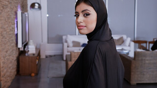 Сексуальные девушки в порно - Teen Muslim Babe Gets a Thick Surprise на HOT-GIRLS-PORN.COM