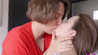 Сексуальные девушки в порно - Lesbian Kissing & Touching – Amber Leigh & Kit Bauer на HOT-GIRLS-PORN.COM
