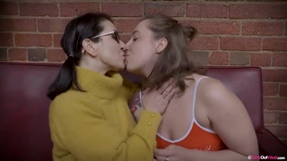 Сексуальные девушки в порно - MILF Kit Bauer & Chasey Hot Lesbian Deal на HOT-GIRLS-PORN.COM