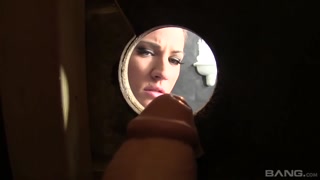 Сексуальные девушки в порно - Brunette hottie Donna Joe worships gloryhole dick на HOT-GIRLS-PORN.COM
