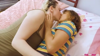 Сексуальные девушки в порно - Tattooed Blonde Lesbian Fuck - Blind Date Fun на HOT-GIRLS-PORN.COM