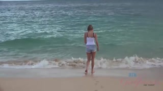 Сексуальные девушки в порно - Horny Blonde Athena Faris Fingered in Hawaii Sand на HOT-GIRLS-PORN.COM