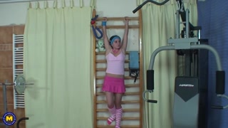 Сексуальные девушки в порно - Mature guy destroys teen pussy in gym на HOT-GIRLS-PORN.COM