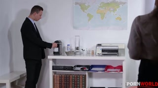 Сексуальные девушки в порно - Young Office Worker Bangs His Big Tits MILF Boss на HOT-GIRLS-PORN.COM