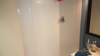 Сексуальные красотки в порно - Lala Bond sexy MILF gets soapy in the shower HOT-GIRLS-PORN.COM