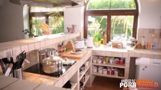 Сексуальные девушки в порно - Chloe Lamour and Neighbor's Foodie Fuck на HOT-GIRLS-PORN.COM