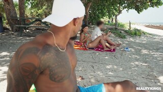 Сексуальные девушки в порно - Interracial Beach Sex with a Blowjob на HOT-GIRLS-PORN.COM
