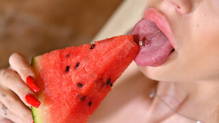 Сексуальные девушки в порно - Blonde Sladyen Skaya Enjoys a Cum in Mouth на HOT-GIRLS-PORN.COM