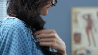 Сексуальные девушки в порно - Shemale Gets Spanked by Doctor на HOT-GIRLS-PORN.COM