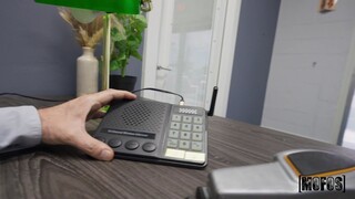 Сексуальные девушки в порно - Fingering in the Cubicle на HOT-GIRLS-PORN.COM