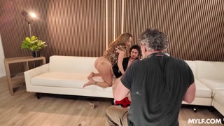 Сексуальные девушки в порно - Old vs Young: Blowjob Battle на HOT-GIRLS-PORN.COM