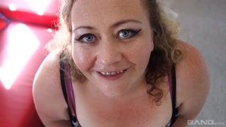 Сексуальные девушки в порно - Mature Kaz Cairns Takes Big Cum Shot on Face на HOT-GIRLS-PORN.COM