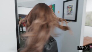 Сексуальные девушки в порно - Don't Just Look At The Art, Lick The Artist на HOT-GIRLS-PORN.COM