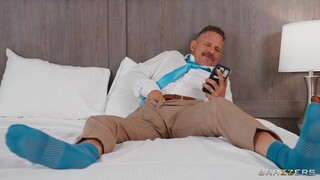 Сексуальные девушки в порно - Concierge's Deepthroat Room Service Fantasy на HOT-GIRLS-PORN.COM