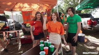 Сексуальные девушки в порно - Game Day Cumshot Celebration на HOT-GIRLS-PORN.COM