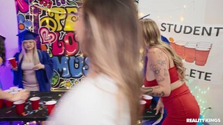 Сексуальные девушки в порно - Amateur Party with Big Tits на HOT-GIRLS-PORN.COM