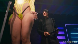 Сексуальные девушки в порно - Jewelz Blu Shaved Pussy Fingered Before Hardcore Missionary Fuck на HOT-GIRLS-PORN.COM