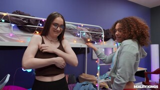 Сексуальные красотки в порно - Black and Latina Girls Play HOT-GIRLS-PORN.COM