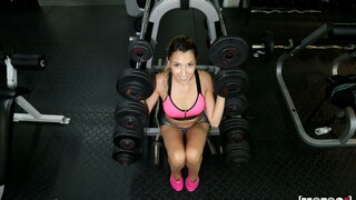Сексуальные девушки в порно - Spanking and Gagging in the Gym на HOT-GIRLS-PORN.COM